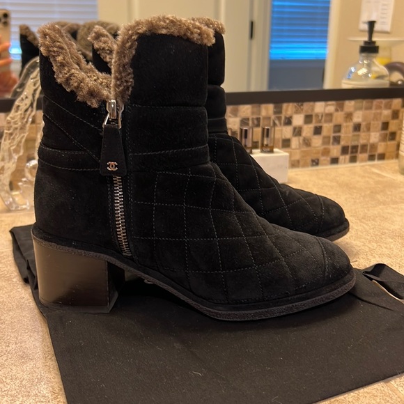 CHANEL INTERLOCKING CC LOGO SUEDE COMBAT BOOTS - Picture 4 of 11